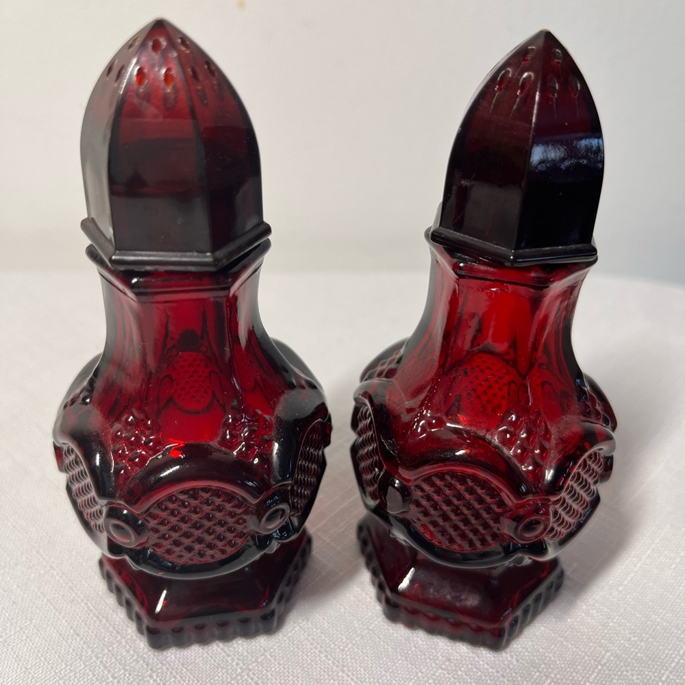 Vintage AVON CAPE COD Ruby Red Glass Salt and Pepper Shakers - Picture 4 of 5